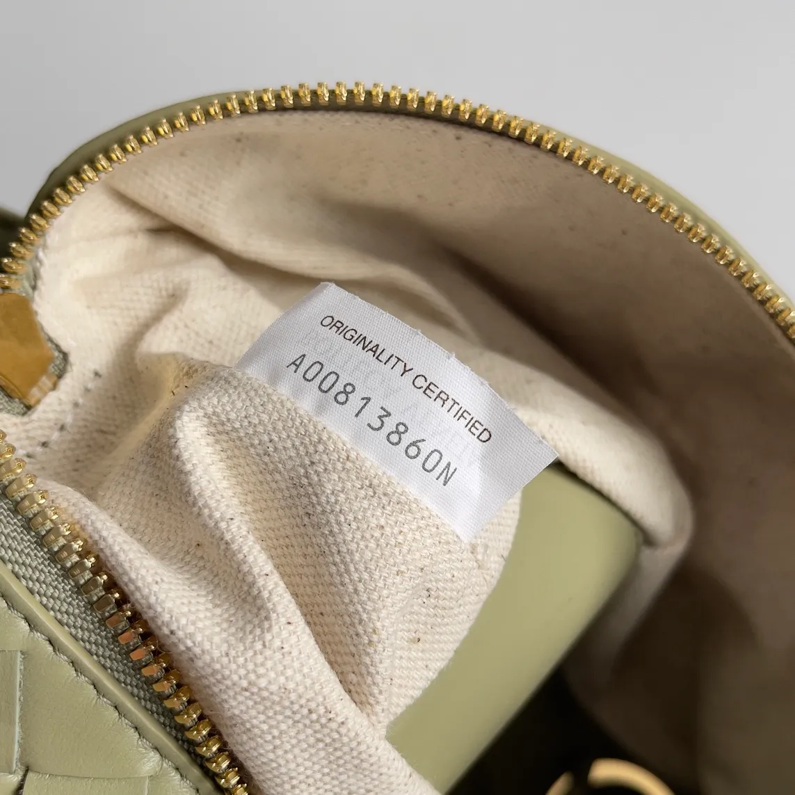 Batch 1360 BOTTEGA VENETA 2024 new loop is here! ! Many girls who like BV have owned the Loop bag. It has a simple appearance, classic weaving, and a compact and lightweight bag shape. This innovation continues the "camera bag" shape. Unlike the traditional Loop bag, which can only be worn as a crossbody bag, this innovation It can be carried by hand or cross-body, satisfying both the concave shape and daily needs. The oversized buckle can be folded and used as a handle. The sultry heat in summer ☀️ usually reduces people's desires. Having a lightweight bag will greatly enhance the happiness of traveling🫧 Style number: 796615 Size: 19*12*9cm
